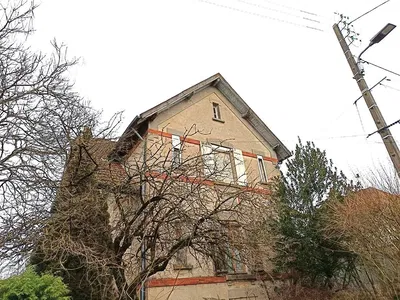 Obývačka; drevená podlaha, prirodzené svetlo, moderný štýl, vysoké stropy