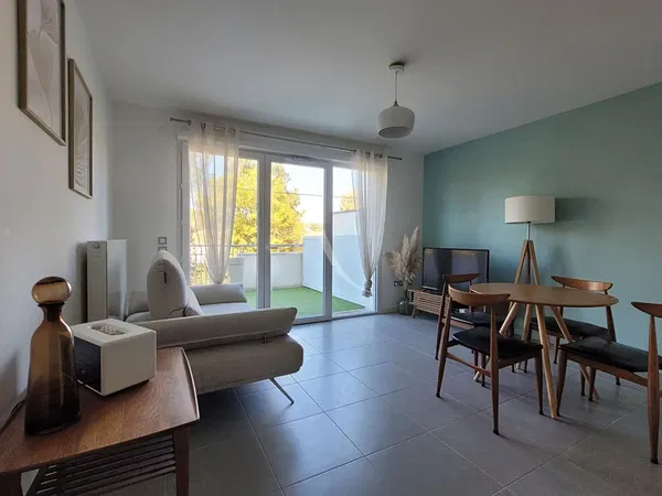 Salon; podłoga drewniana, światło dzienne, styl nowoczesny, wysokie sufity