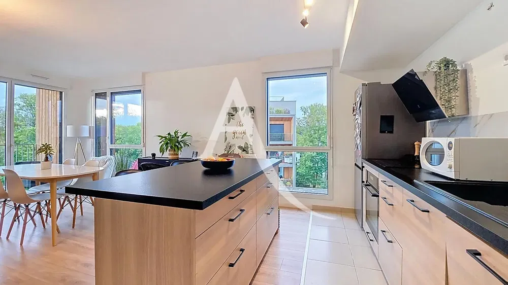 غرفة معيشة; أرضية خشبية, ضوء طبيعي, أسلوب عصري, أسقف عالية