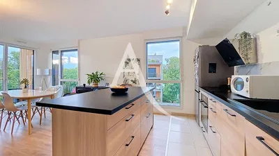 غرفة معيشة; أرضية خشبية, ضوء طبيعي, أسلوب عصري, أسقف عالية