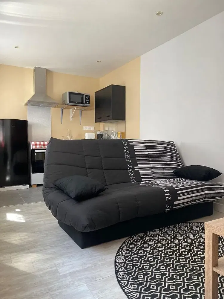 Obývačka; drevená podlaha, prirodzené svetlo, moderný štýl, vysoké stropy