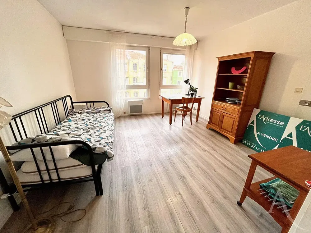 Кухня; кухненски уреди, дървен под, естествена светлина, модерен стил, ремонтиран