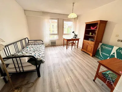 Кухня; кухненски уреди, дървен под, естествена светлина, модерен стил, ремонтиран