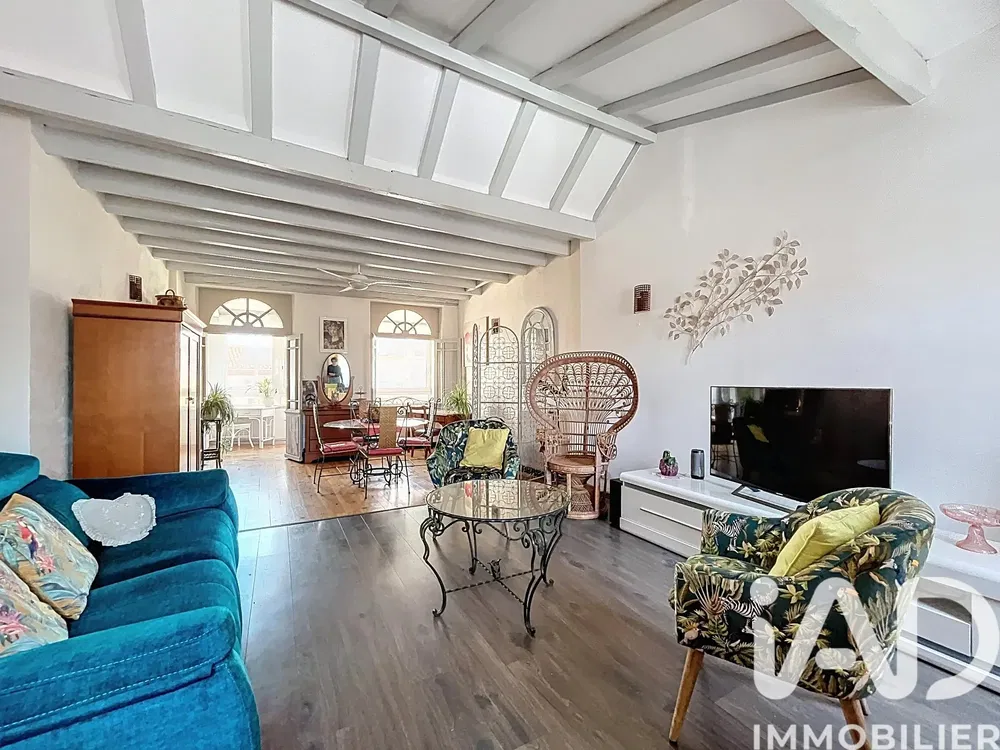 Salon; podłoga drewniana, światło dzienne, styl nowoczesny, wysokie sufity