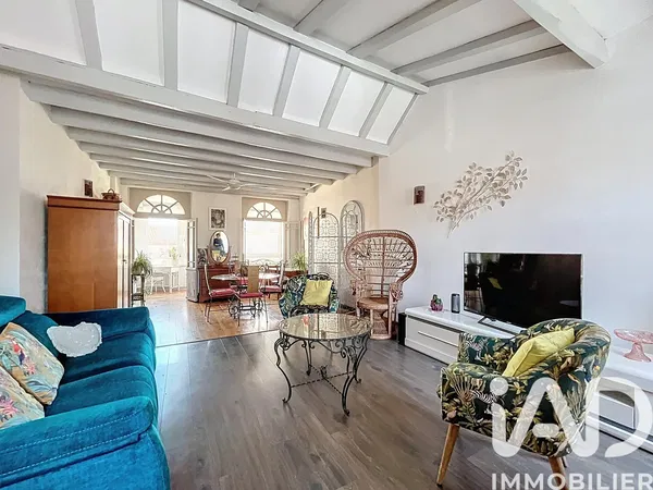 Salon; podłoga drewniana, światło dzienne, styl nowoczesny, wysokie sufity