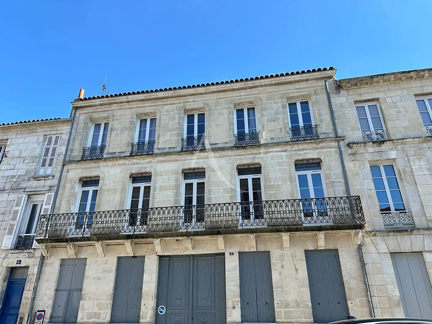 Salon; podłoga drewniana, światło dzienne, styl nowoczesny, wysokie sufity