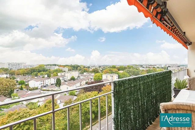 Wohnzimmer; holzboden, tageslicht, moderner stil, hohe decken