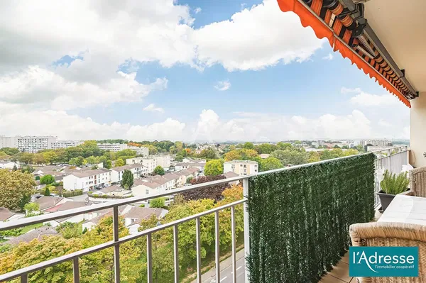 Хол; дървен под, естествена светлина, модерен стил, високи тавани