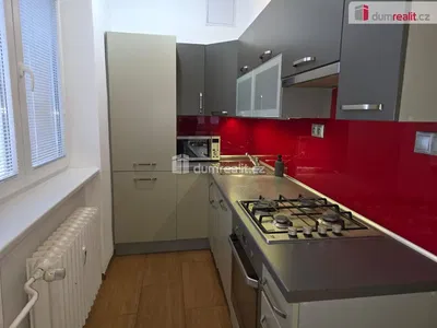 Dnevna soba; drveni pod, prirodno svjetlo, moderni stil, visoki plafoni