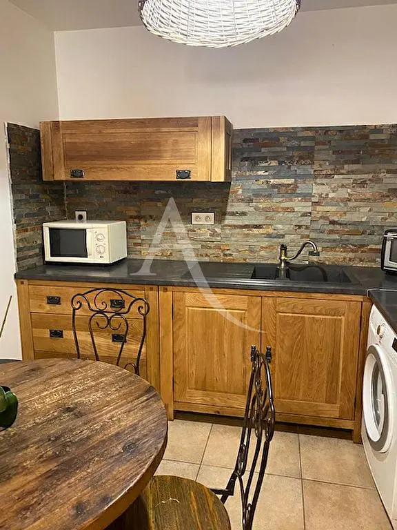 غرفة معيشة; أرضية خشبية, ضوء طبيعي, أسلوب عصري, أسقف عالية