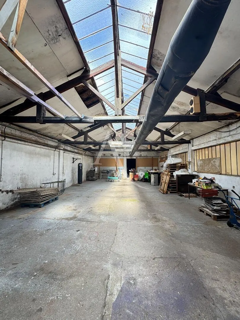 غرفة معيشة; أرضية خشبية, ضوء طبيعي, أسلوب عصري, أسقف عالية