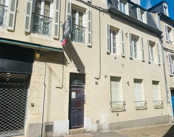 Obývací pokoj; dřevěná podlaha, přirozené světlo, moderní styl, vysoké stropy