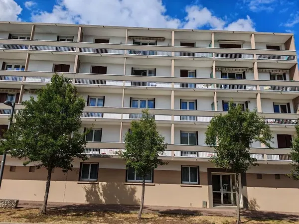 Obývačka; drevená podlaha, prirodzené svetlo, moderný štýl, vysoké stropy