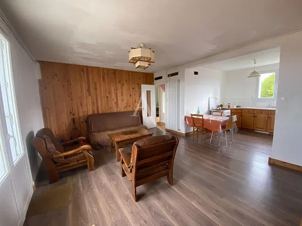 Salon; podłoga drewniana, światło dzienne, styl nowoczesny, wysokie sufity