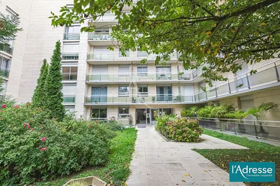 Soggiorno; pavimento in legno, luce naturale, stile moderno, soffitti alti