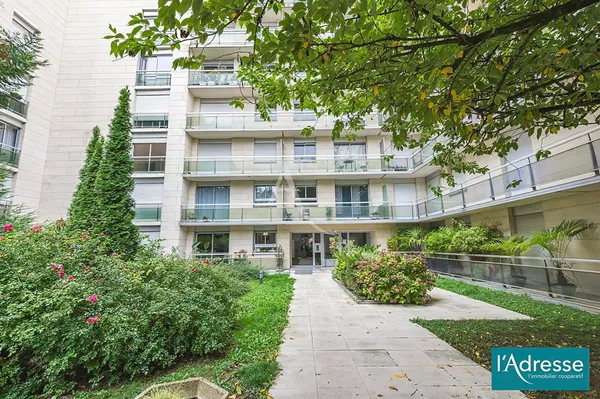 Soggiorno; pavimento in legno, luce naturale, stile moderno, soffitti alti