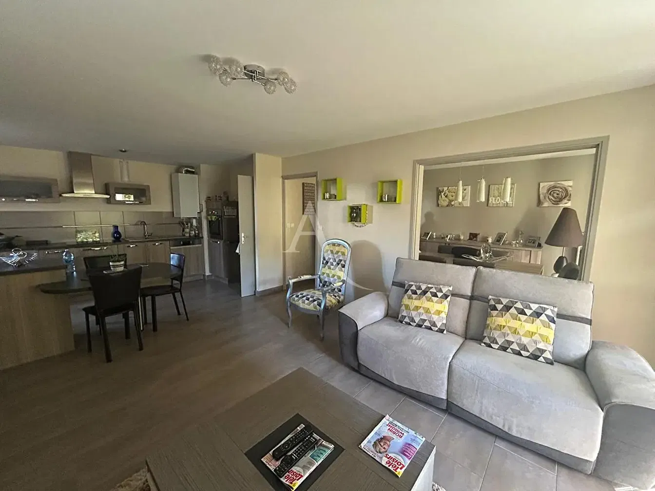 Kuchyně; kuchyňské spotřebiče, dřevěná podlaha, přirozené světlo, moderní styl, po rekonstrukci