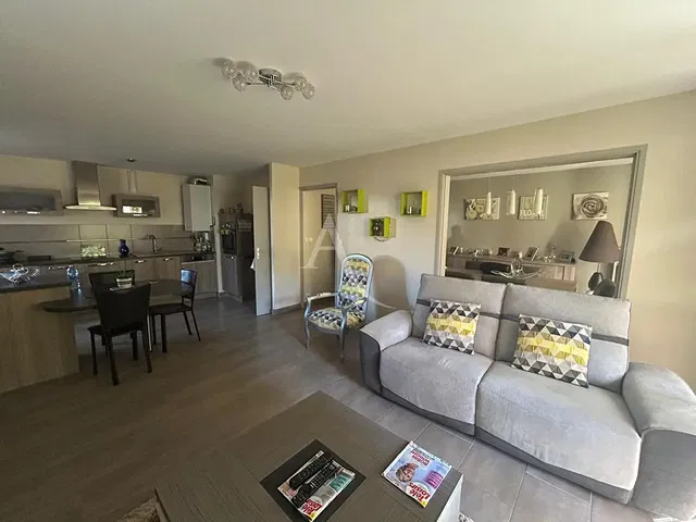 Cuisine; électroménager, parquet, lumière naturelle, style moderne, rénové