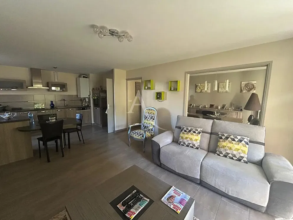 Kuchyně; kuchyňské spotřebiče, dřevěná podlaha, přirozené světlo, moderní styl, po rekonstrukci