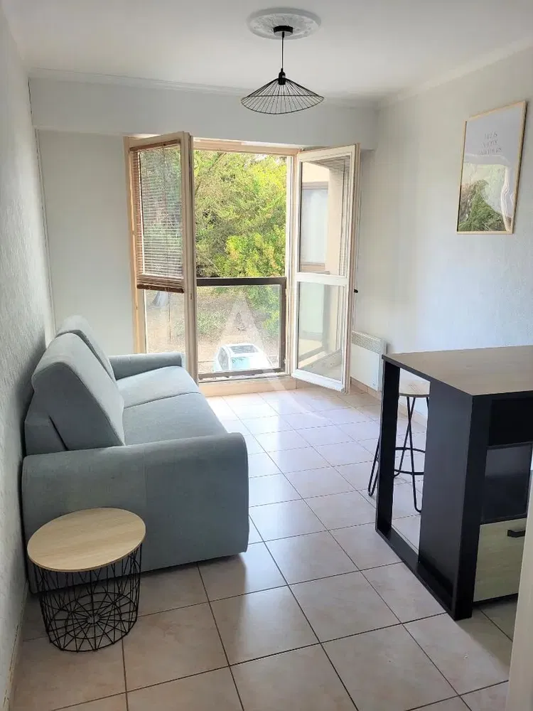 Cuisine; électroménager, parquet, lumière naturelle, style moderne, rénové