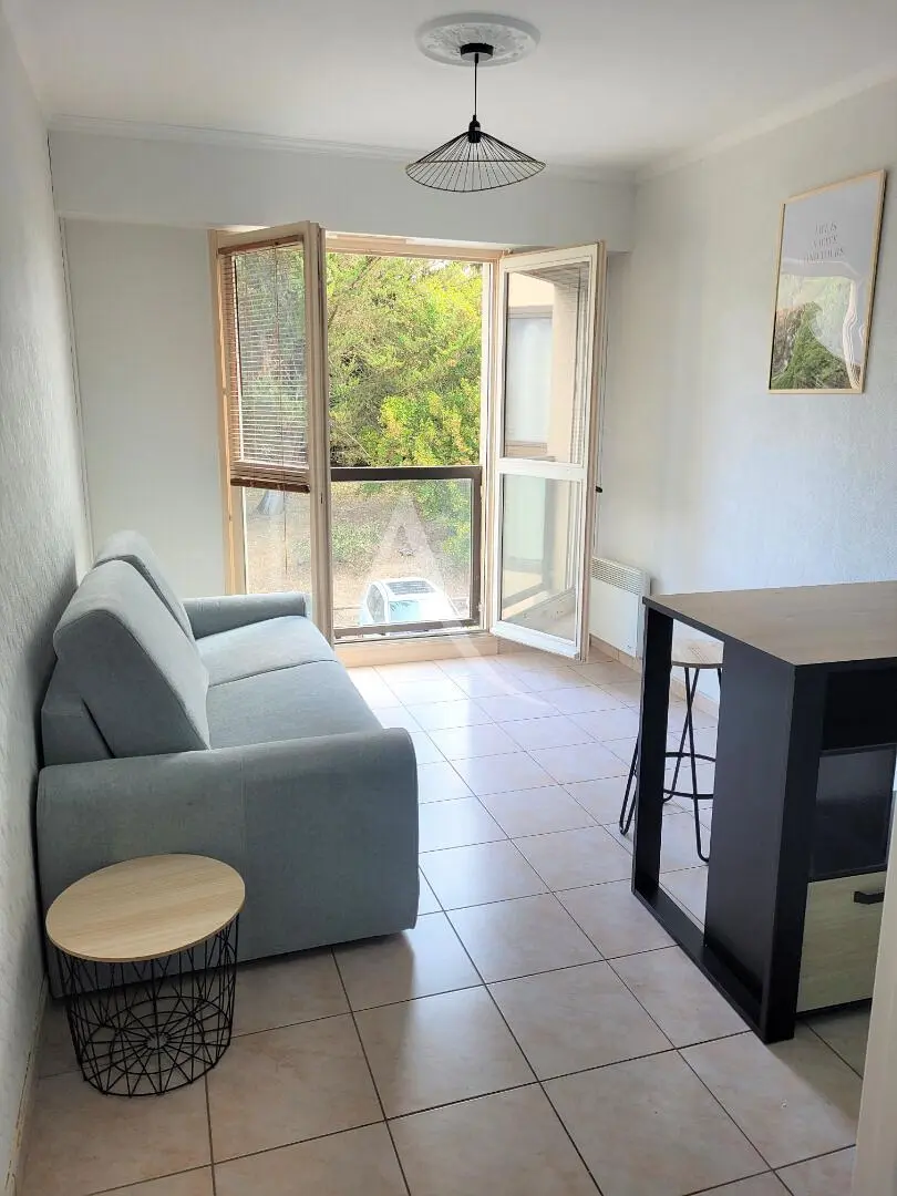 Cuisine; électroménager, parquet, lumière naturelle, style moderne, rénové