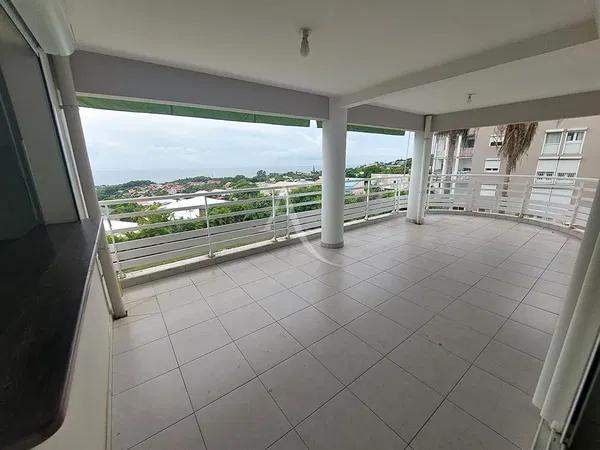 Soggiorno; pavimento in legno, luce naturale, stile moderno, soffitti alti