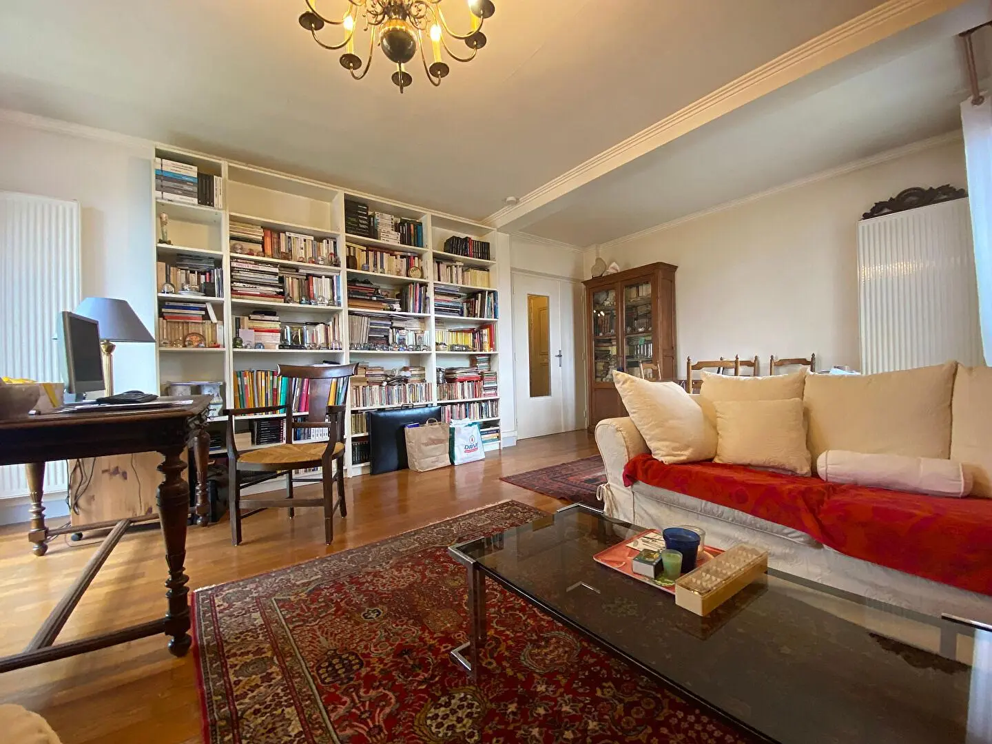 Obývačka; drevená podlaha, prirodzené svetlo, moderný štýl, vysoké stropy