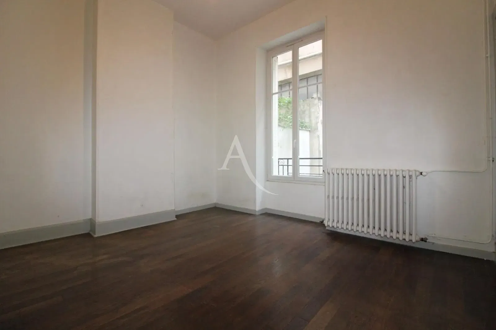 Kuchyňa; kuchynské spotrebiče, drevená podlaha, prirodzené svetlo, moderný štýl, po rekonštrukcii