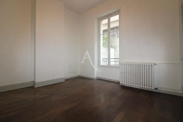 Kuchyňa; kuchynské spotrebiče, drevená podlaha, prirodzené svetlo, moderný štýl, po rekonštrukcii