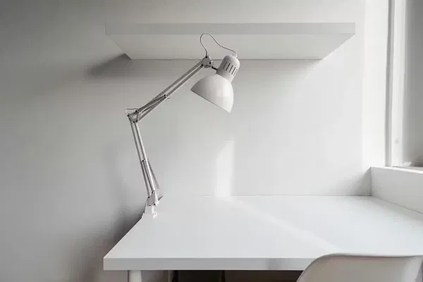 Obývací pokoj; dřevěná podlaha, přirozené světlo, moderní styl, vysoké stropy