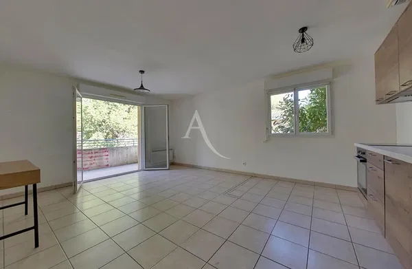 غرفة معيشة; أرضية خشبية, ضوء طبيعي, أسلوب عصري, أسقف عالية