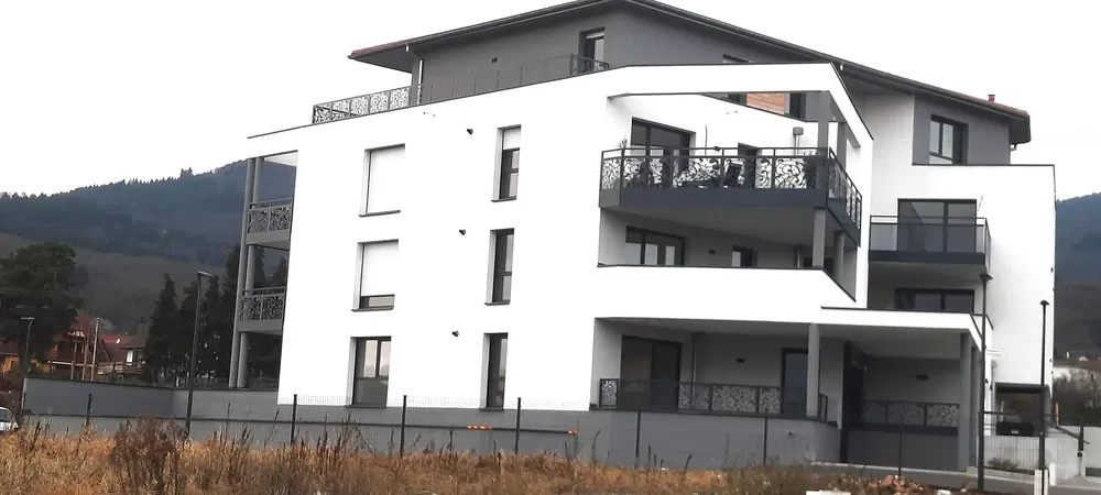 Soggiorno; pavimento in legno, luce naturale, stile moderno, soffitti alti