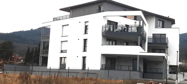 Soggiorno; pavimento in legno, luce naturale, stile moderno, soffitti alti