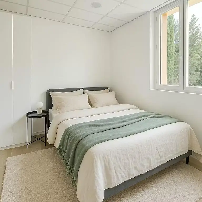 Wohnzimmer; holzboden, tageslicht, moderner stil, hohe decken