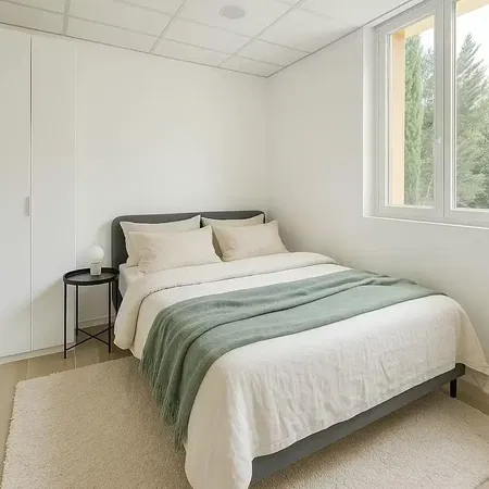 Woonkamer; houten vloer, natuurlijk licht, moderne stijl, hoge plafonds