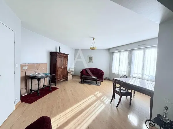 غرفة معيشة; أرضية خشبية, ضوء طبيعي, أسلوب عصري, أسقف عالية