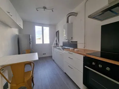 Dnevna soba; drveni pod, prirodno svjetlo, moderni stil, visoki plafoni