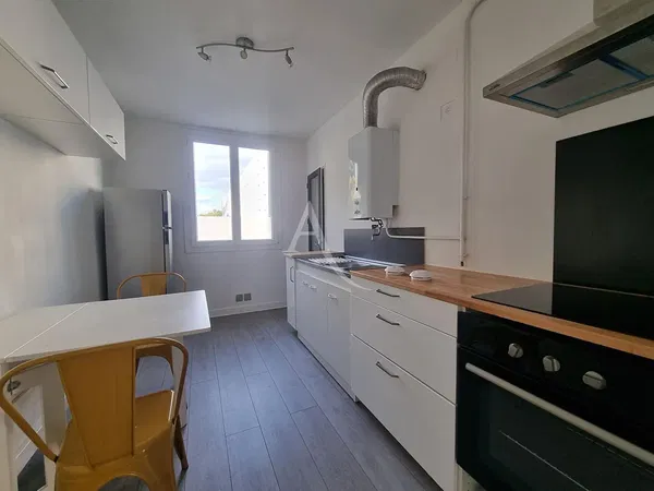 Dnevna soba; drveni pod, prirodno svjetlo, moderni stil, visoki plafoni