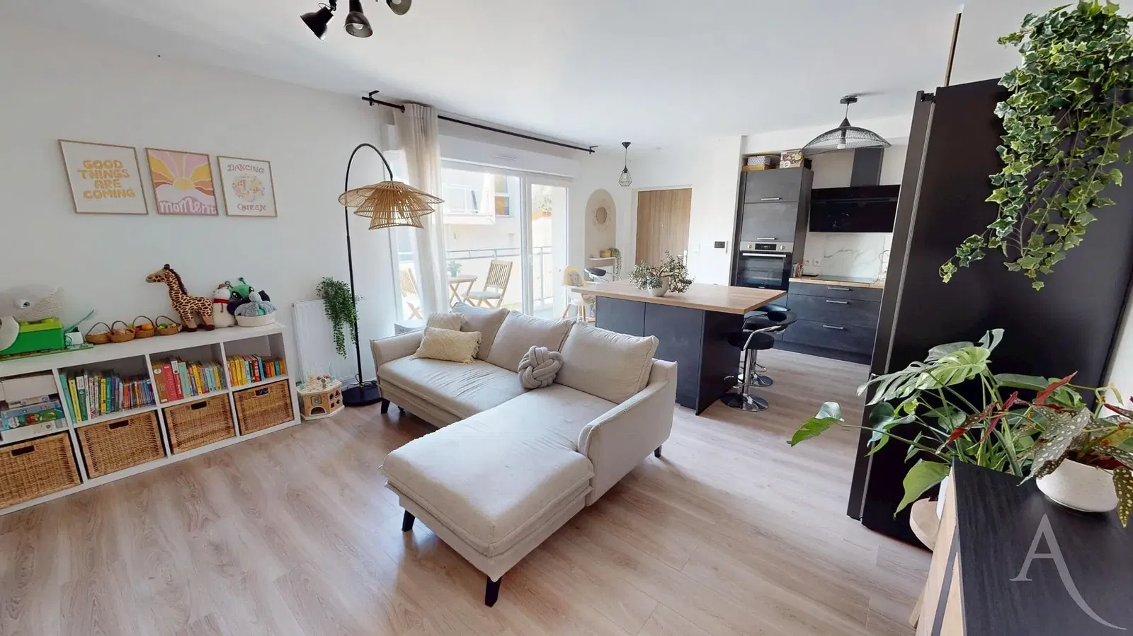 Кухня; кухненски уреди, дървен под, естествена светлина, модерен стил, ремонтиран