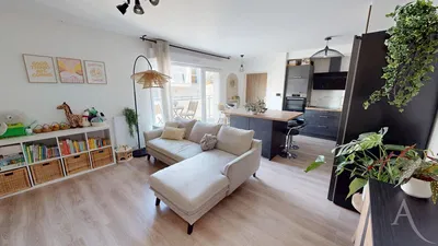 Кухня; кухненски уреди, дървен под, естествена светлина, модерен стил, ремонтиран