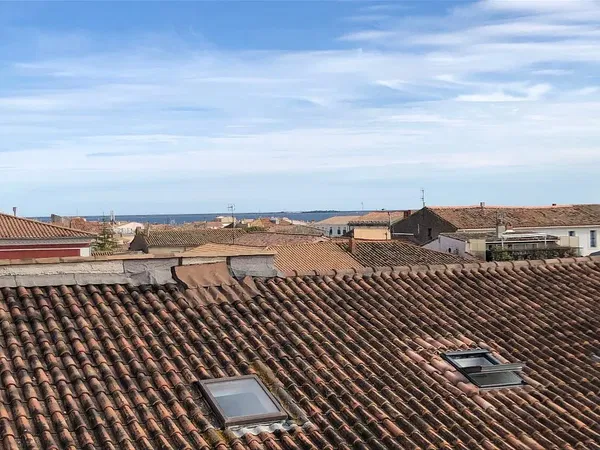 غرفة معيشة; أرضية خشبية, ضوء طبيعي, أسلوب عصري, أسقف عالية