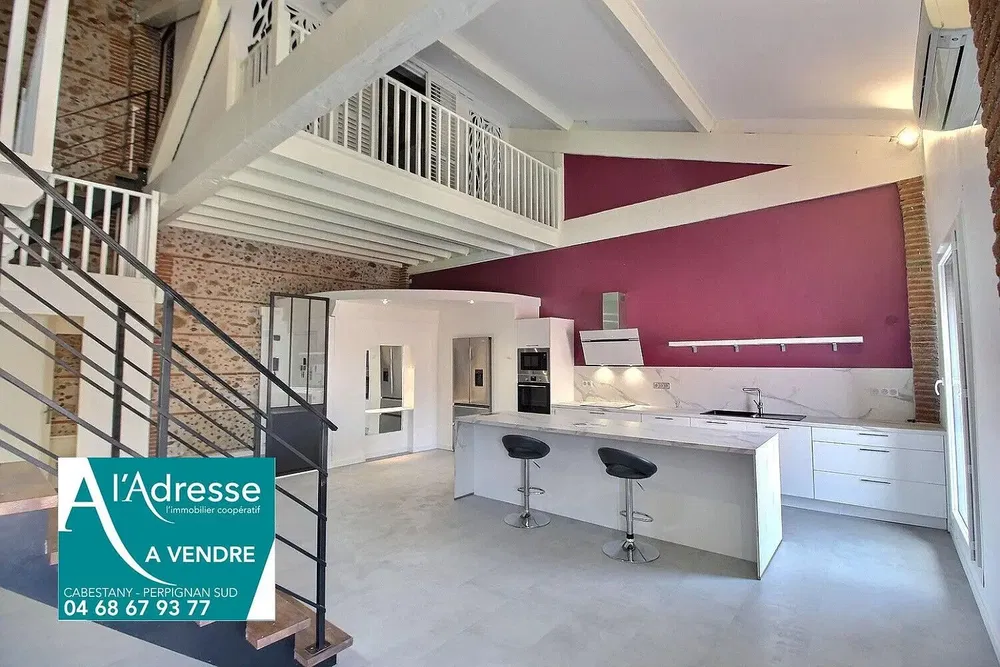 Cozinha; eletrodomésticos, chão de madeira, luz natural, estilo moderno, renovado