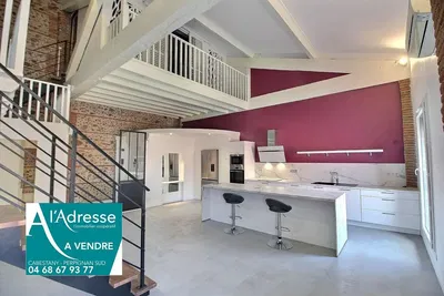 Cozinha; eletrodomésticos, chão de madeira, luz natural, estilo moderno, renovado