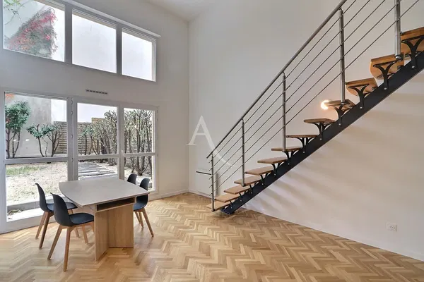 غرفة معيشة; أرضية خشبية, ضوء طبيعي, أسلوب عصري, أسقف عالية