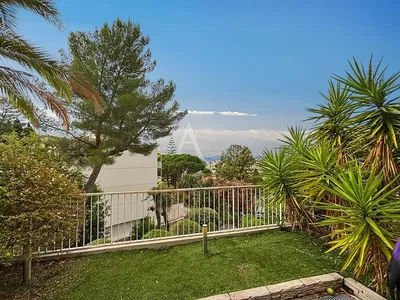 Oturma odası; ahşap zemin, doğal ışık, modern stil, yüksek tavan