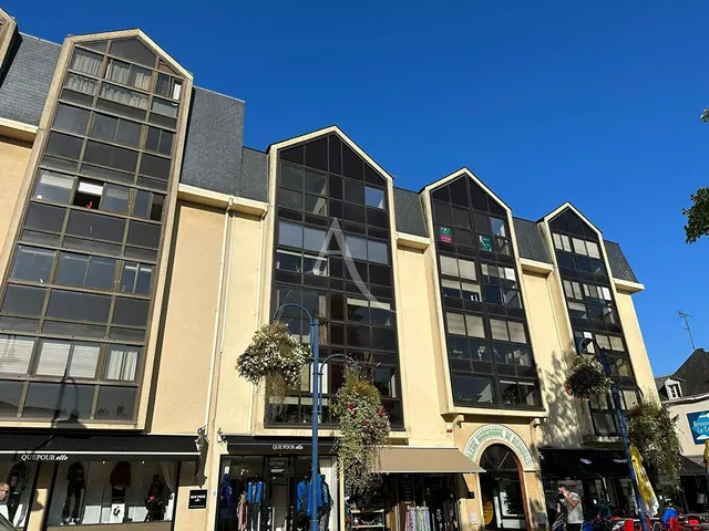 Salon; parquet, lumière naturelle, style moderne, hauteur sous plafond
