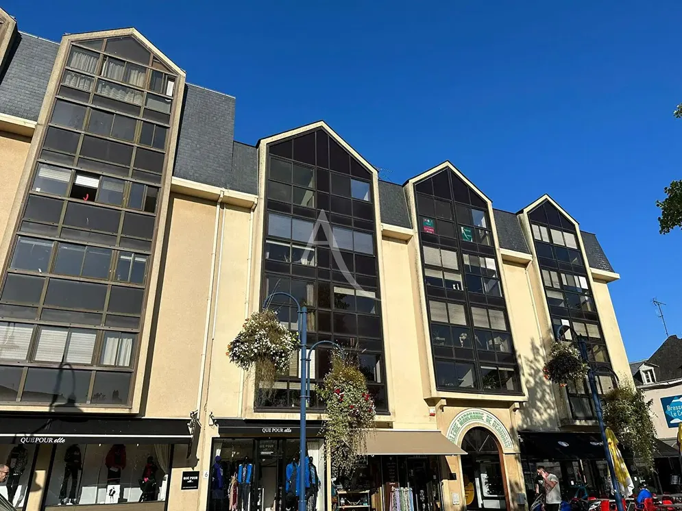 Obývačka; drevená podlaha, prirodzené svetlo, moderný štýl, vysoké stropy