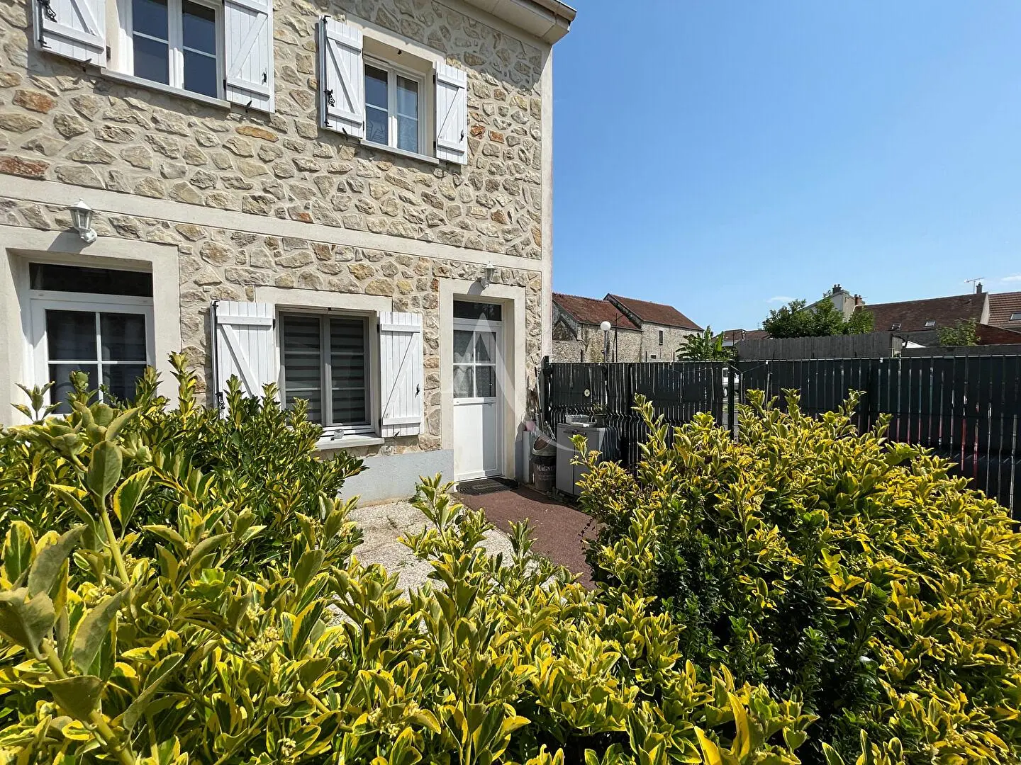 غرفة معيشة; أرضية خشبية, ضوء طبيعي, أسلوب عصري, أسقف عالية