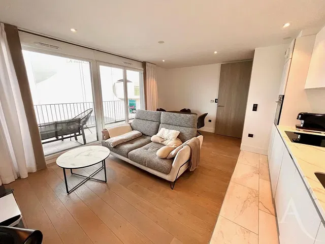 Soggiorno; pavimento in legno, luce naturale, stile moderno, soffitti alti