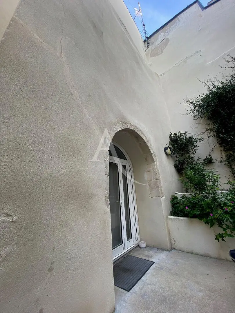 غرفة معيشة; أرضية خشبية, ضوء طبيعي, أسلوب عصري, أسقف عالية